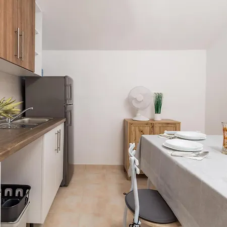Amazing In With Kitchen Apartment *