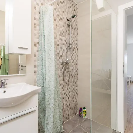 Amazing In With Kitchen Apartment *